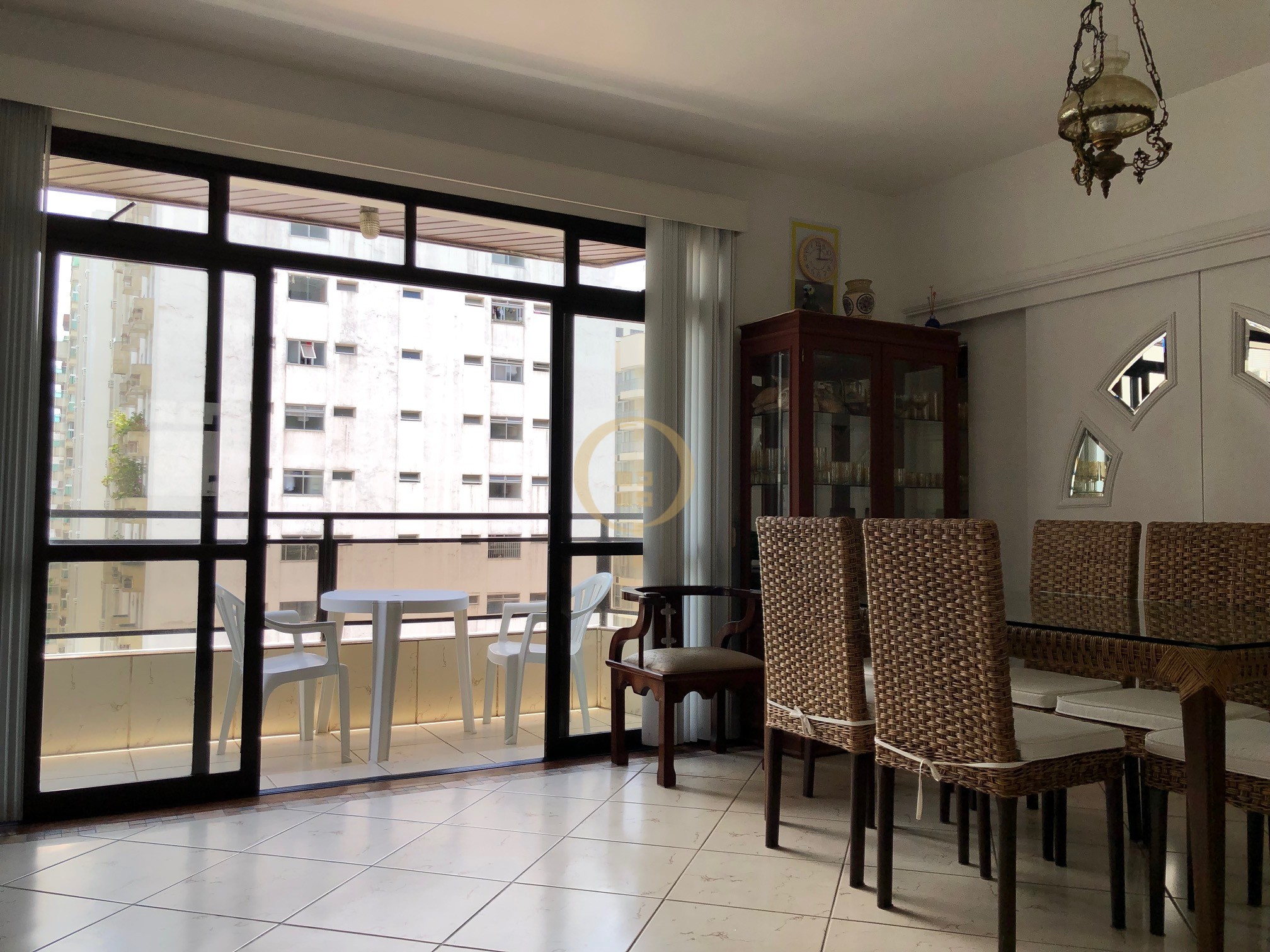 Apartamento na Praia das Pitangueiras, Guarujá - SP